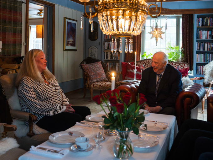 Kong Harald i samtale med enken etter Trond Bolle, Bjørg Gjestvang. Foto: Ola Vatn, Det kongelige hoff